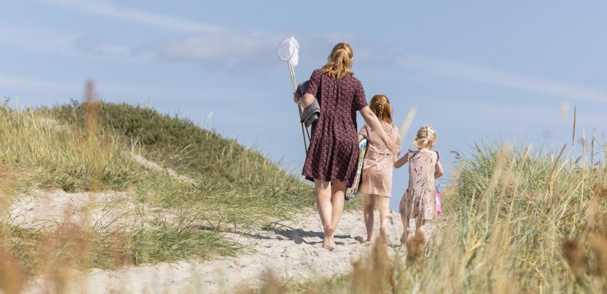 Familie på vej til stranden