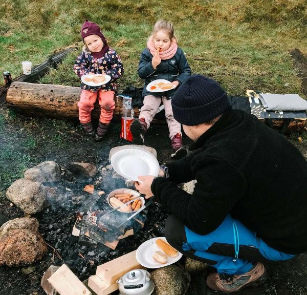 Familiehygge i det fri og fældning af årets juletræ