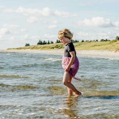 Pige på strand