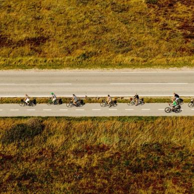 En gruppe der cykler i Skagen
